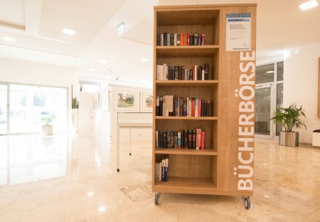 Take a book, leave a book - Nimm ein Buch, lass ein Buch da: Bücherschrank im Paderborner Kreishaus lädt zum Lesen, Tauschen und Entdecken ein (Foto: Amt für Presse- und Öffentlichkeitsarbeit, Kreis Paderborn, Anna-Sophie Schindler)